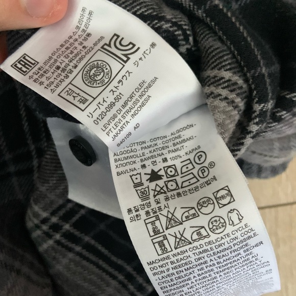 Levi’s flannel - Picture 3 of 3